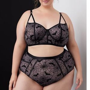 TORRID NWT WEBS AND BATS SIMPLY MESH BRALETTE & PANTY SET Halloween